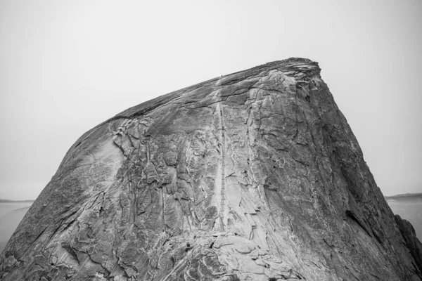 าและส ขาวของสายเคเบ Half Dome Yosemite — ภาพถ่ายสต็อก