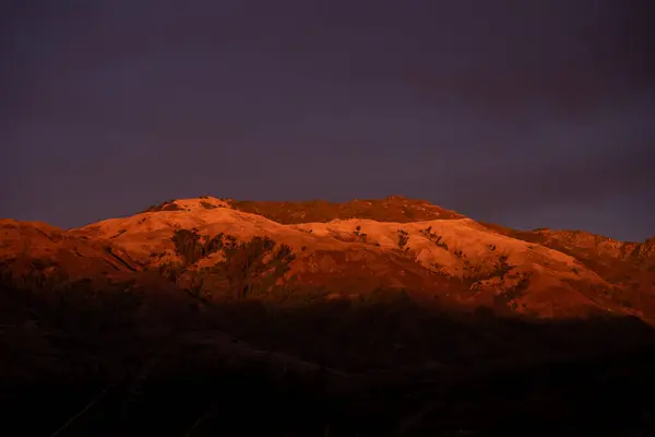 Jasna Strona Wzgórza Podkreślona Poniżej Ciemnego Fioletowego Nieba Big Sur — Zdjęcie stockowe