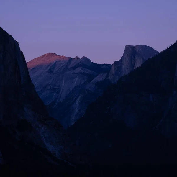 Son Pembe Işık Yosemite Ulusal Parkı Nda Bulutların Üzerinde Dinlenirken — Stok fotoğraf