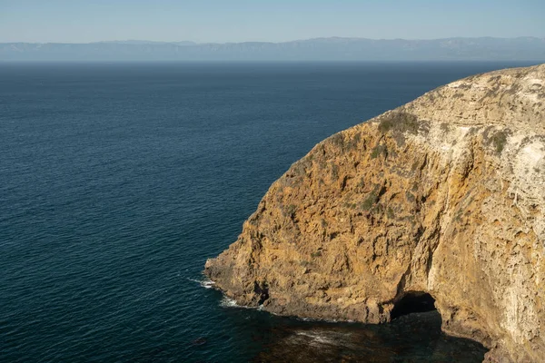 海峡群岛圣克鲁斯岛海岸上的海洞俯瞰 — 图库照片
