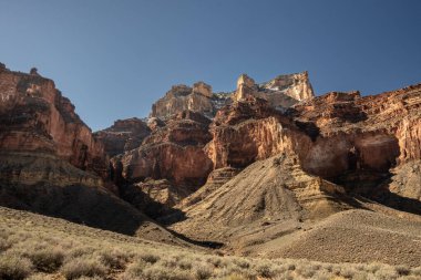 Grand Canyon Ulusal Parkı 'ndaki Tonto Patikası' ndan Rim 'e bakıyorum.