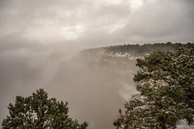 Bulutlar Büyük Kanyon Ulusal Parkı 'nın Güney Halkası' nı sardı