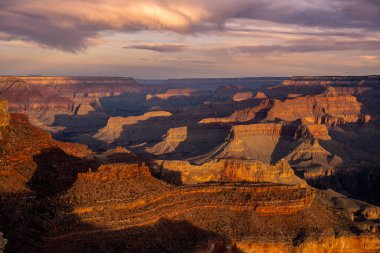 Uzun Gölgeler ve Yumuşak Işık, Dwan 'daki Büyük Kanyon' u geçiyor.