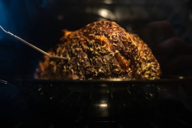 Pirzola Fırında Pişiyor Bayram yemeği için