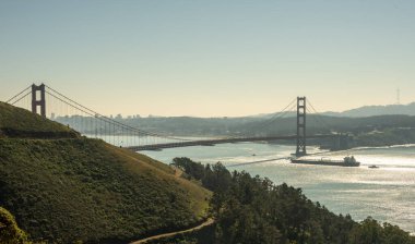 Altın Kapı Köprüsü 'nün altından geçen yük gemisi Golden Gate dinlenme alanından geçiyor.