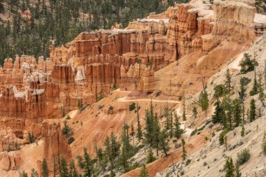 İzler yaz öğleden sonra Tepenin Altında Hoodoos 'a Kesiliyor