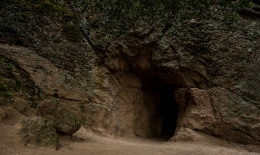 Pinnacles Ulusal Parkı 'ndaki Bear Gulch Yolu boyunca tünel