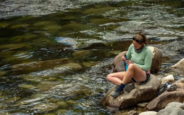Yosemite Ulusal Parkı 'ndaki Tuolumne Nehri' nden Su İçen Kadın Filtresi
