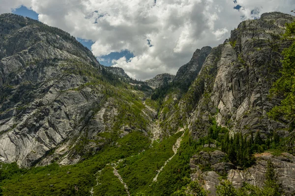 Cascada Delgada Cascadas Lejana Ladera Montaña Gran Cañón Tuolumna Yosemite —  Fotos de Stock