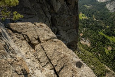Yosemite Ulusal Parkı 'ndaki Yosemite Şelalesi yakınlarında Kaya' ya Gömülü Çapa Tırmanışı