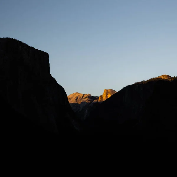 Noite Ilumina Meia Cúpula Com Vale Nas Sombras Verão Yosemite — Fotografia de Stock