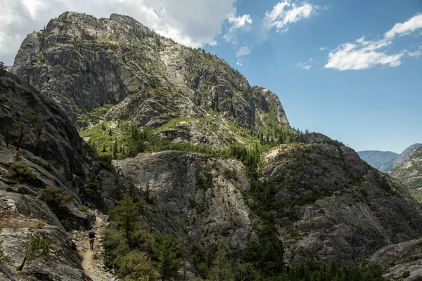 Caminhantes Abaixo Montanha Sem Nome Dappled Com Sombra Luz Yosemite — Fotografia de Stock