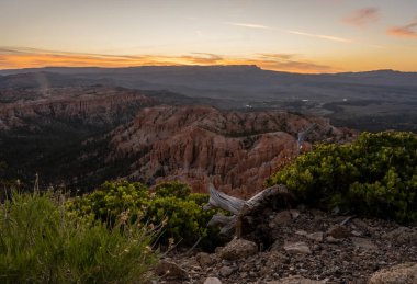 Bryce Kanyonu 'na bakıyorum. Güneş doğmadan dakikalar önce Bryce Point' ten.