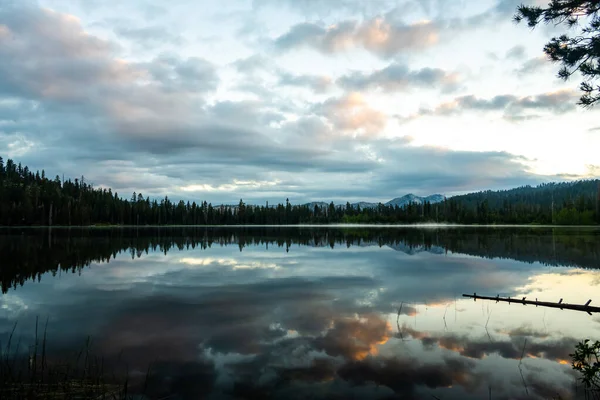 Mañana Tranquila Reflexiona Sobre Superficie Del Lago Laurel Parque Nacional —  Fotos de Stock
