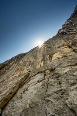 Yosemite 'de Açık Gün' de Güneş Işığı Kartal Kulesi 'nin Kıyısını Kırıyor