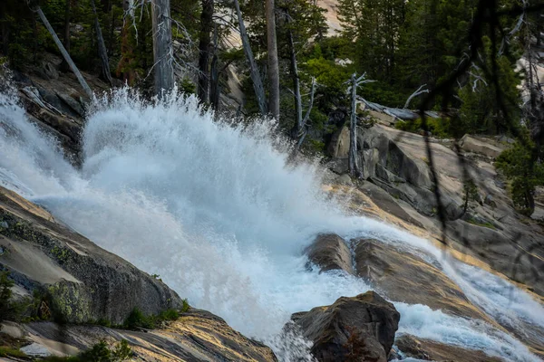 Kaskady Wybuchają Przeciwko Skałom Wzdłuż Wodospadów Leconte Rzece Tuolumne Yosemite — Zdjęcie stockowe