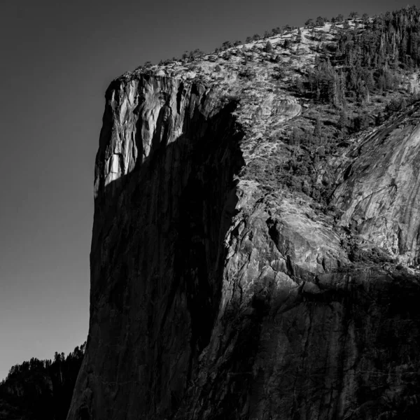 Cap Zaczyna Łapać Poranne Światło Yosemite Valley Pogodny Letni Dzień — Zdjęcie stockowe