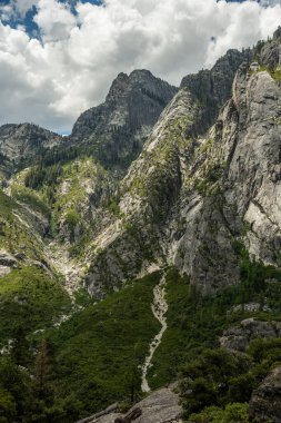 Fırtınalı Granit Tepeler ve Fırtına Bulutları Tuolumne 'un büyük kanyonunda toplanıyor.
