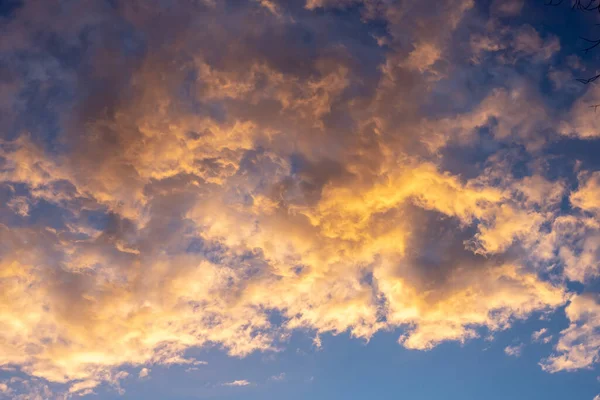 Geschwollene Wolken Vor Blauem Himmel Fangen Die Farben Des Sonnenuntergangs — Stockfoto