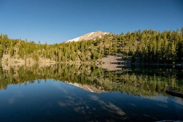 Reflexiones Del Lago Sombra Parque Nacional Volcánico Lassen —  Fotos de Stock