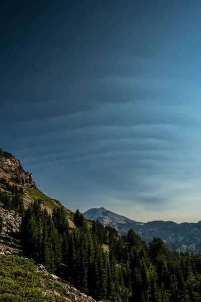 Lassen Volkanik Ulusal Parkı Üzerinde Dalgalı Bulut Düzeni — Stok fotoğraf