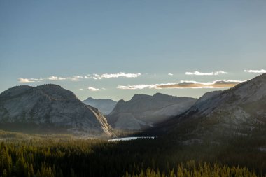 Tenaya Gölü 'nde sabahın erken saatlerinde Yosemite Milli Parkı' nda