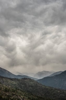 Sierra Dağları 'ndaki Krallar Kanyonu Dağları Üzerindeki Fırtına