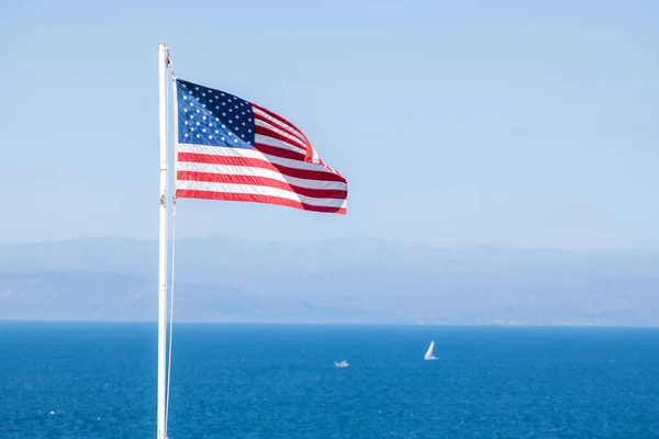 Bandera Americana Destaca Sobre Canal Santa Bárbara Velero Día Nebuloso — Foto de Stock