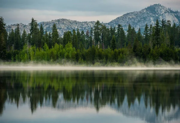 Wczesnym Rankiem Mgła Wisi Nisko Laurel Lake Yosemite — Zdjęcie stockowe