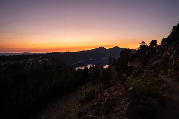 加菲尔峰小径和落日余晖下的火山湖 — 图库照片