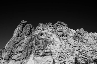 Sequoia Ulusal Parkı 'ndaki Rock Alta Tepesi Katmanları