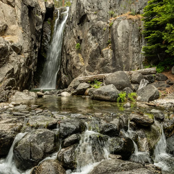 约塞米蒂的登记册溪瀑布层及层间水塘 — 图库照片