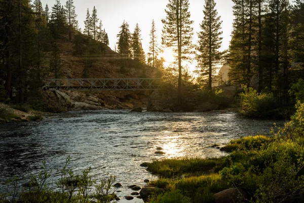 Lekkie Iskry Powierzchni Rzeki Parku Narodowym Yosemite — Zdjęcie stockowe