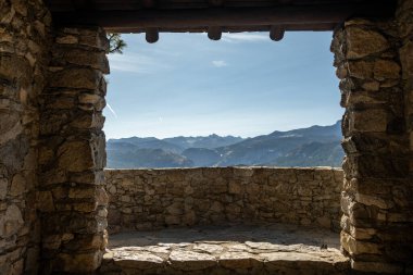 Yosemite 'deki Buzul Noktası' nda, etrafındaki vahşi doğaya bakan taştan yapıyı inceliyorum.