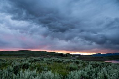 Yellowstone 'daki Hayden Vadisi' nde Günbatımı Işıklı Kabarık Bulutlar Altlarında