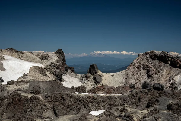 Monte Shasta Distancia Entre Rocas Cumbre Del Pico Lassen Verano —  Fotos de Stock