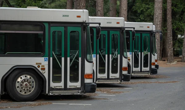 Yosemite National Park Stany Zjednoczone Czerwca 2022 Shuttle Busses Zaparkowane — Zdjęcie stockowe
