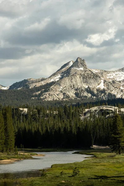 Nieve Cubre Las Montañas Sobre Río Tuolumne Parque Nacional Yosemite — Foto de Stock