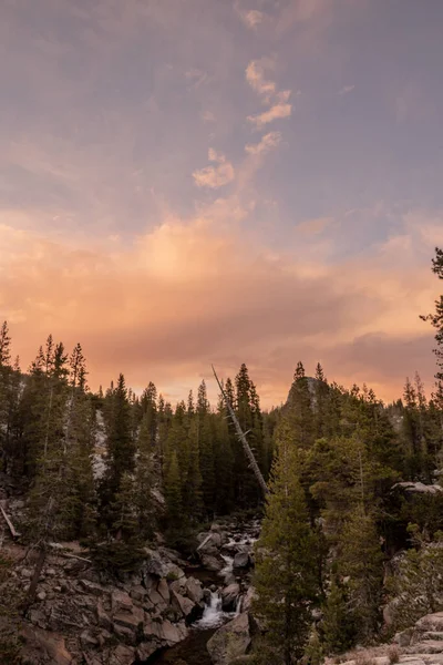 Pôr Sol Sobre Acampamento Glen Aulin Parque Nacional Yosemite — Fotografia de Stock