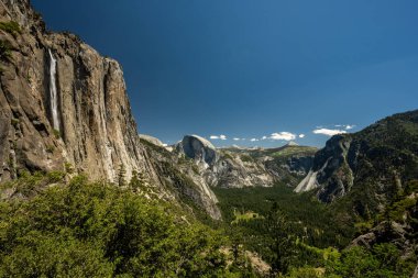 Yosemite Şelalesi ve Yarım Kule Yazın Yosemite Vadisi üzerinde