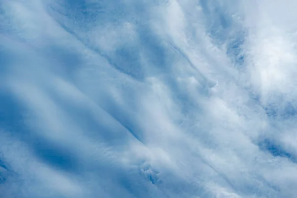 Capa Delgada Nubes Wispy Racha Través Del Cielo Azul Imagen —  Fotos de Stock