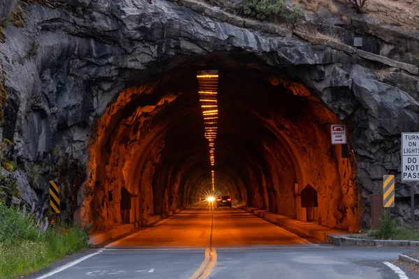 Tráfico Túnel Wawona Camino Parque Nacional Yosemite — Foto de Stock