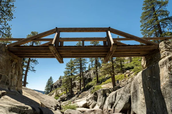 Pod Mostem Přes Yosemitský Potok Vodopádů Letní Den — Stock fotografie
