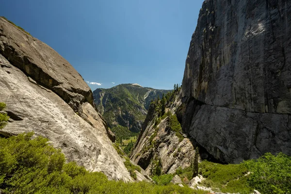 Yosemite Falls Trail Começa Cair Para Vale Abaixo Dia Verão — Fotografia de Stock