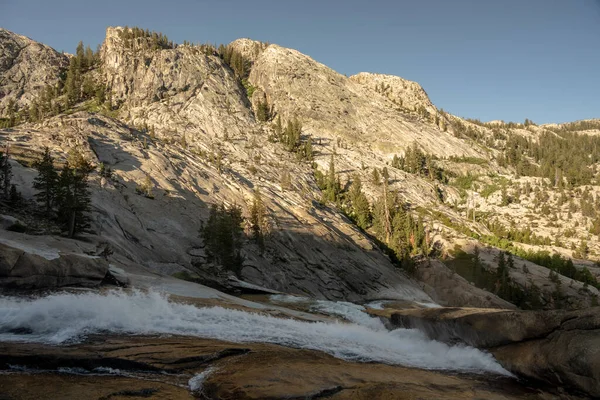 California Falls Rushes Hill Onder Granieten Muur Yosemite — Stockfoto