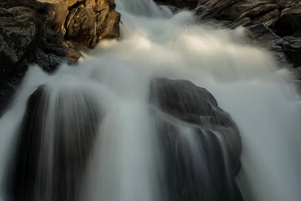 图隆河暗礁上的白色瀑布飞溅的特写 — 图库照片