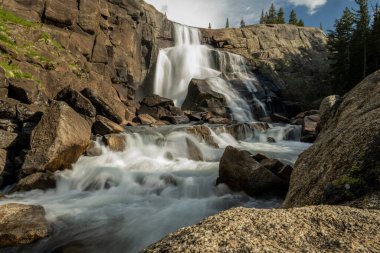 Yosemite 'deki Yukarı Glen Aulin Şelalesinin Düşük Açı Görünümü