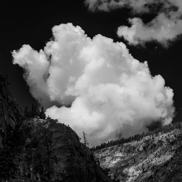 Duża Chmura Buduje Się Nad Grzbietem Parku Yosemite Natoinal — Zdjęcie stockowe