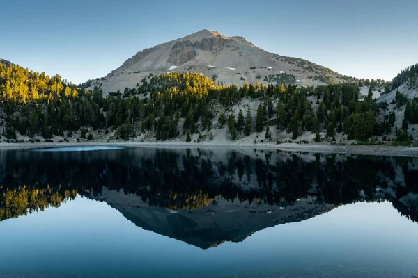 ラッセンピークはラッセン火山国立公園のヘレン湖に反映されます — ストック写真