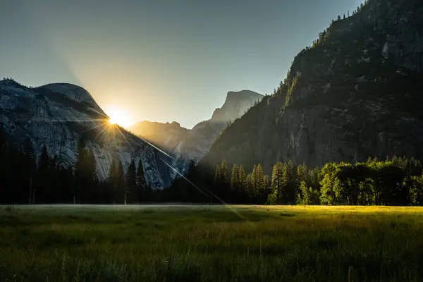 Длинные Лучи Солнца Летом Ворвались Долину Йосемити — стоковое фото